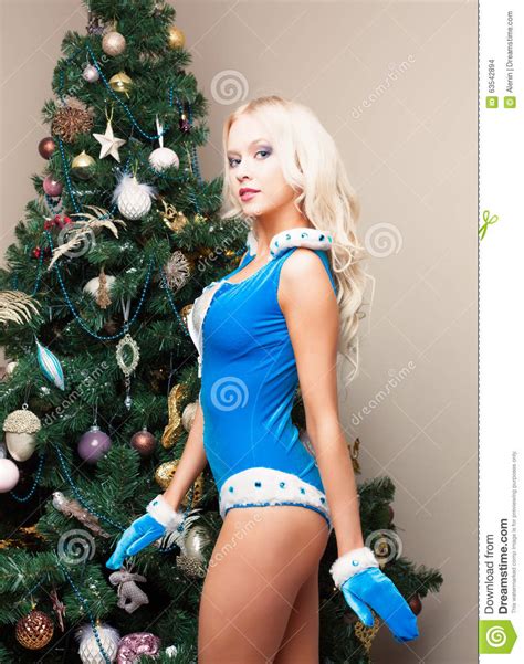 de sexy jonge vrouw van het sneeuwmeisje in een blauw