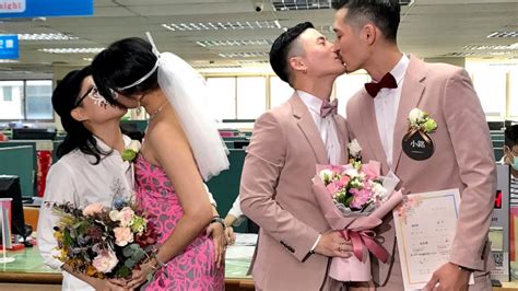 same sex couples start registering marriages in taiwan