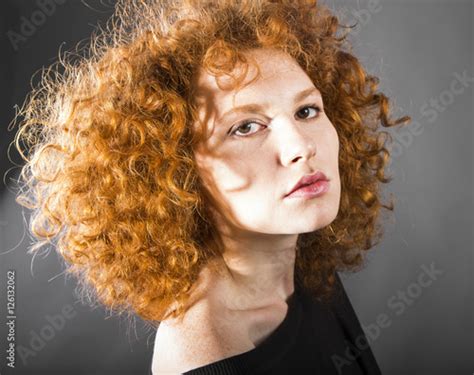 Redhead Sexy Curly Young Woman – Stock Foto Adobe Stock