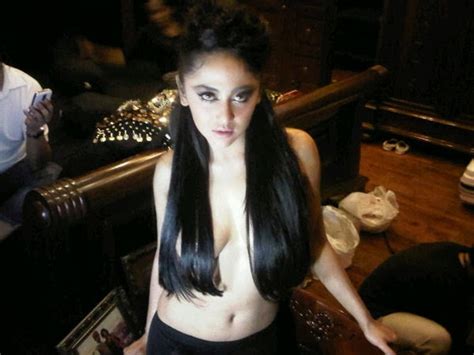 20 Foto Hot Seksi Dewi Persik Si Goyang Gergaji