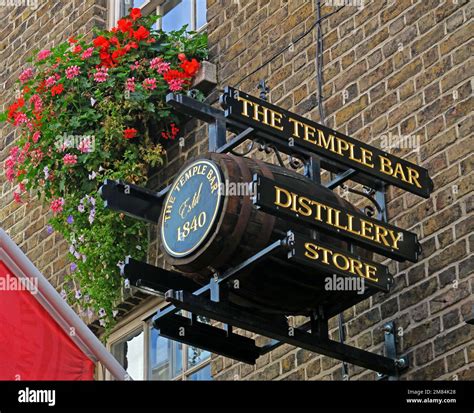 temple bar distillery store dublin est    temple bar dublin    eire