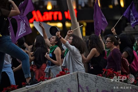 「フェミサイド」やレイプに抗議、女性たちが暴力的デモ メキシコ 写真7枚 国際ニュース：afpbb News