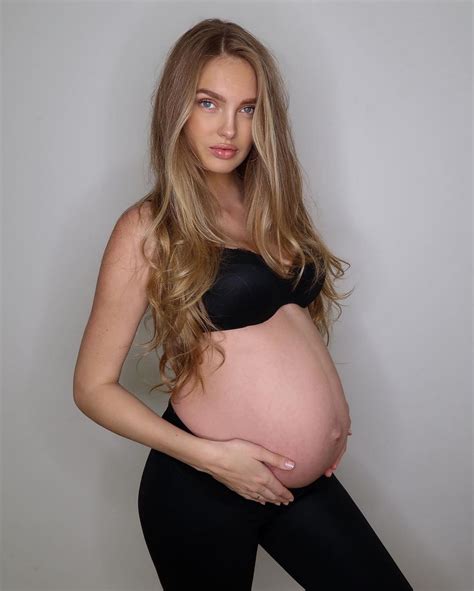 Romee Strijd Pregnant From 9th To 40th Weeks 4 Photos