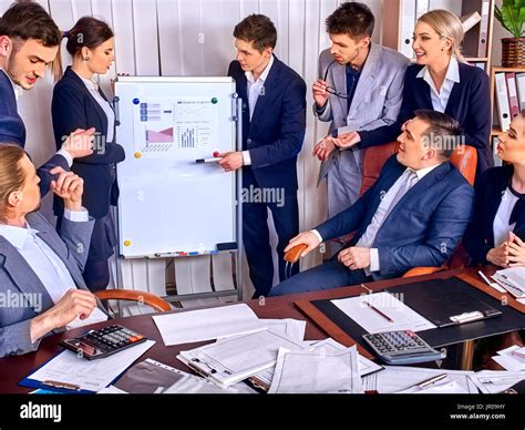 la gente de negocios la oficina life del equipo de personas trabajando  papeles sentados
