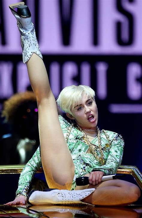 miley cyrus tells london audience to ‘kiss members of the