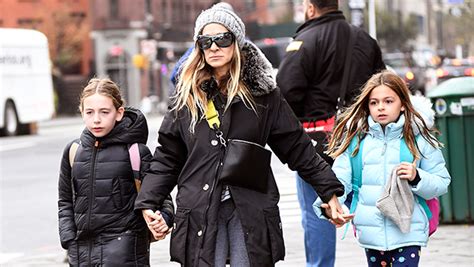 Sarah Jessica Parker And Twin Daughters Hold Hands See Cute