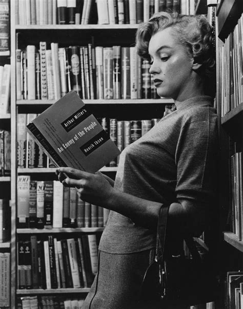 47 interesting vintage photos of marilyn monroe reading book ~ vintage