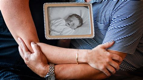 cuddle   grieving parents precious extra days  stillborn baby