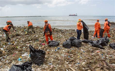 dominican republic crippled by waves of trash