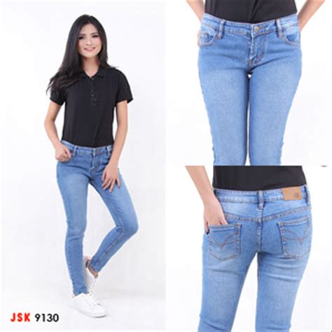 Trend Masa Kini 12 Celana Jeans Wanita Pendek