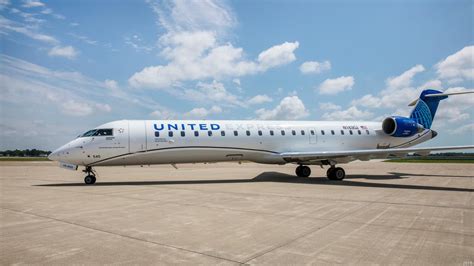 united airlines ready  debut innovative bombardier regional jet