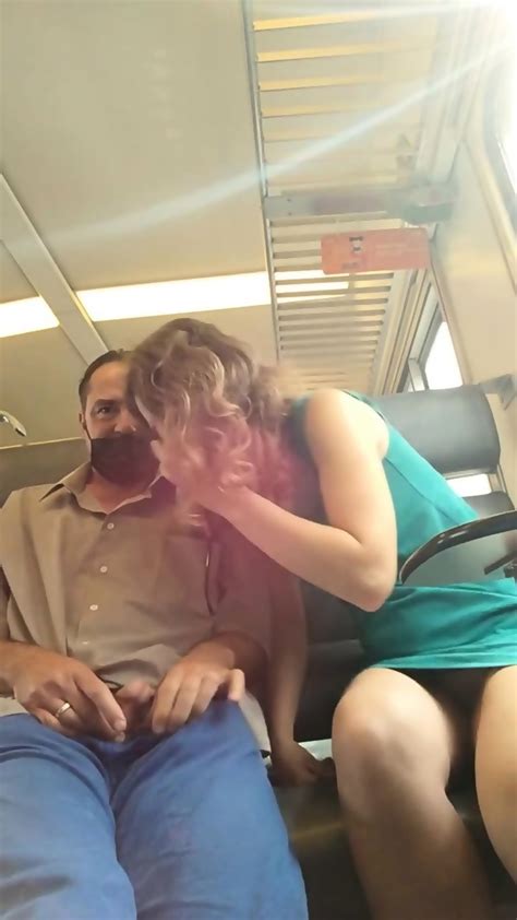 un couple baise dans le train de banlieue madame suce goulument eporner