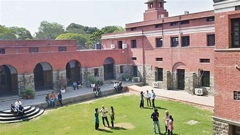 delhi university approves  year ug courses executive council approves fyup syllabi  ugcf