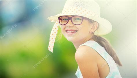adolescente de pré adolescente menina girl happy garota com óculos menina com aparelho de