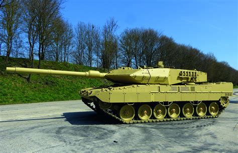 main battle tank leopard  av growing    armored combat troops
