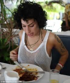 amy winehouse proudly shows off her healthier new body
