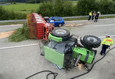 horror unfall zwischen motorrad auto und traktor autofahrerin stirbt