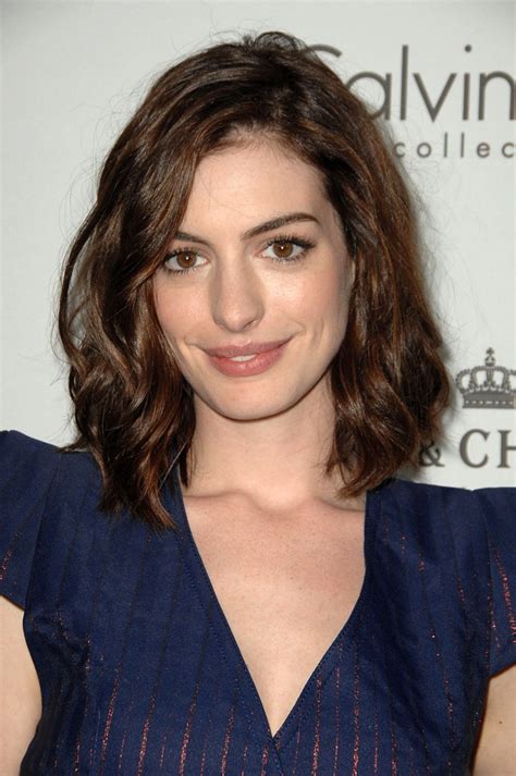 Anne Hathaway Hairstyles Short And Long Haircuts On Anne