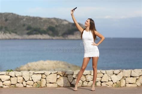 vrouw het stellen op strand voor het fotograferen stock