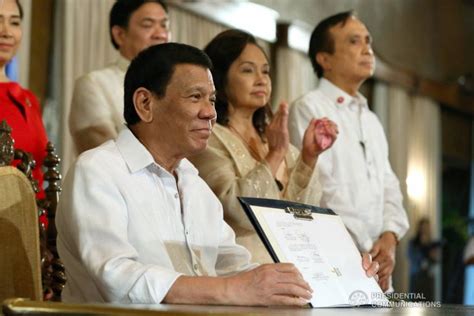 president duterte signs philippine identification system