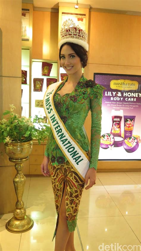 Foto Miss International 2015 Cantik Berkebaya Saat Ke Jakarta