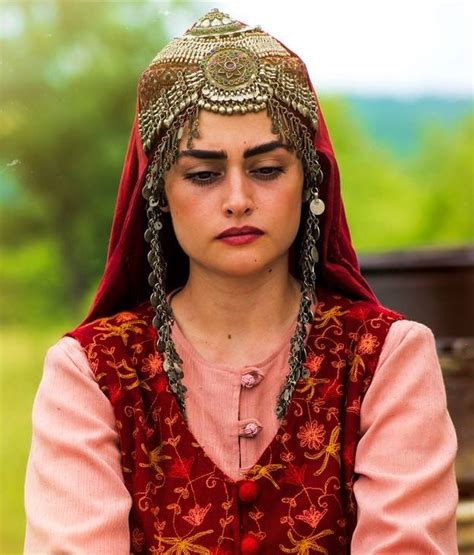 Pictures Of Esra Bilgic Aka Halime Sultan Go Viral As Ertugrul Ghazi