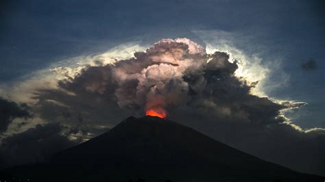 vulkaan op bali barst weer uit nos
