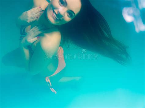 水下的在游泳池的女孩佩带的比基尼泳装 库存照片 图片 包括有 下面 女孩 有吸引力的 蓝色 体育运动 70047938