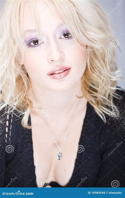sinnliche und ruhige junge blonde frau stockfoto bild von person
