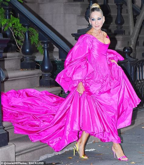 sarah jessica parker is gorgeous in fuchsia and gives a