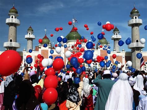 eid     muslims celebrate    ramadan