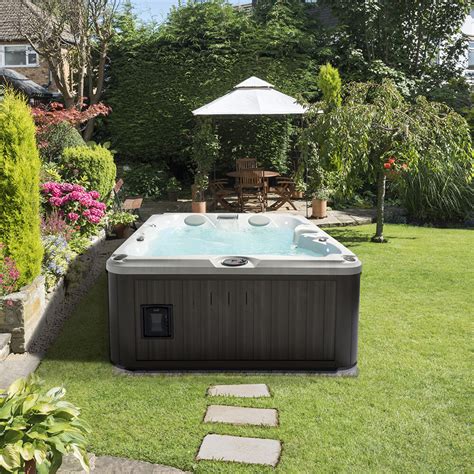 Jacuzzi J 225™ Classic Hot Tub With Open Seating Sunset Spas