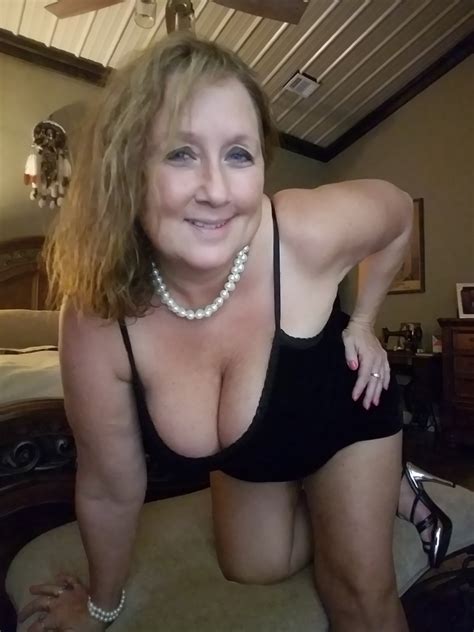 phone sex big titty milf gilf knows how to pleasure you