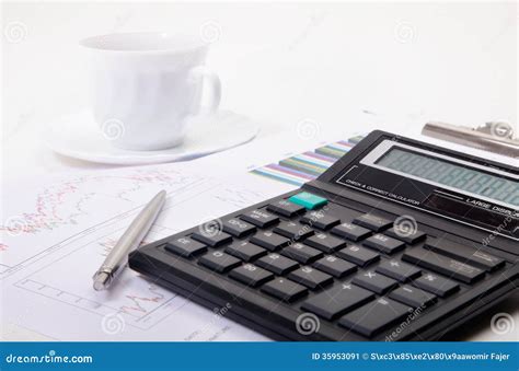 calculator met  op grafiek stock afbeelding image  zaken beroep