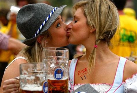 drunk oktoberfest girls kissing 36 580×396 pixels