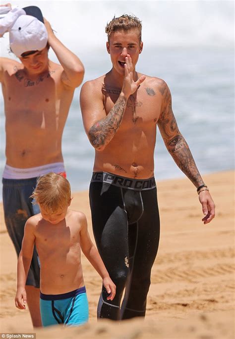 justin bieber takes selfie as he relaxes shirtless on hawaiian beach daily mail online