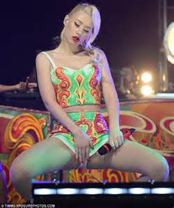 iggy azalea commands attention as she shows off derriere