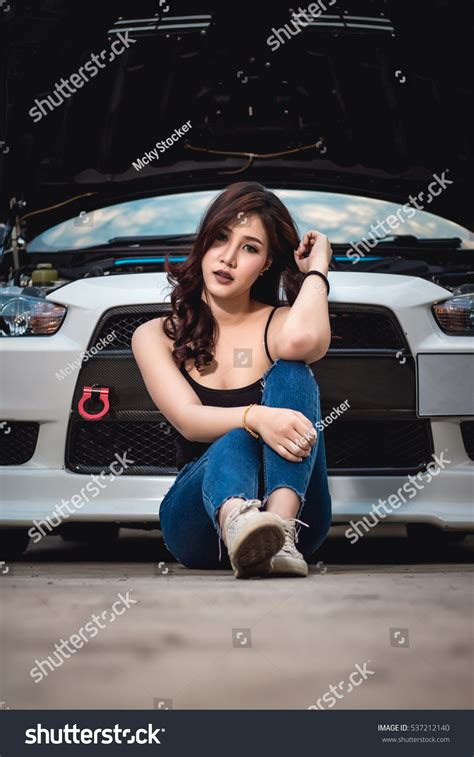 Sexy Asian Girl Teasing Race Car Foto Stok 537212140 Shutterstock