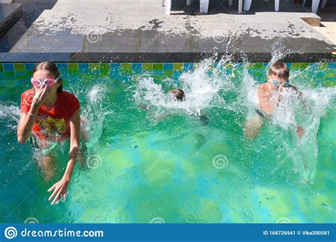 kinder die in den pool springen glückliche kinder tauchen im privaten