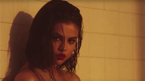 Music Video Selena Wolves Ft Marshmello