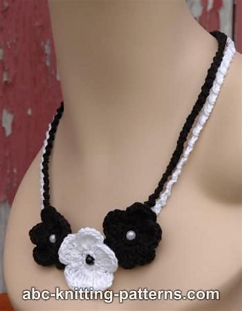 Ravelry Black And White Crochet Flower Necklace Pattern By Elaine Phillips