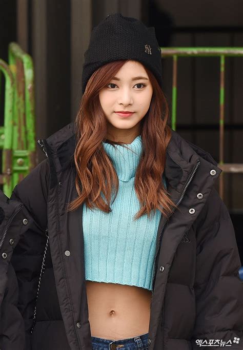 twice tzuyu reveals her abs despite freezing cold weather koreaboo