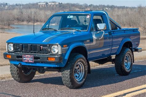 mile shortbed  toyota  pickup barn finds