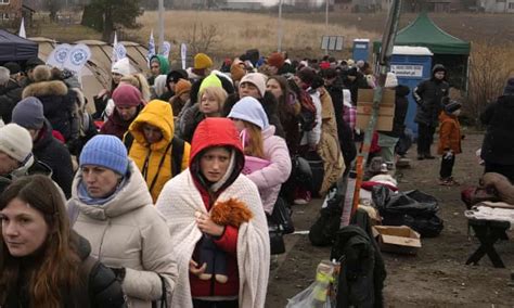 ‘we Understand What War Means’ Poles Rush To Aid Ukraine’s Refugees