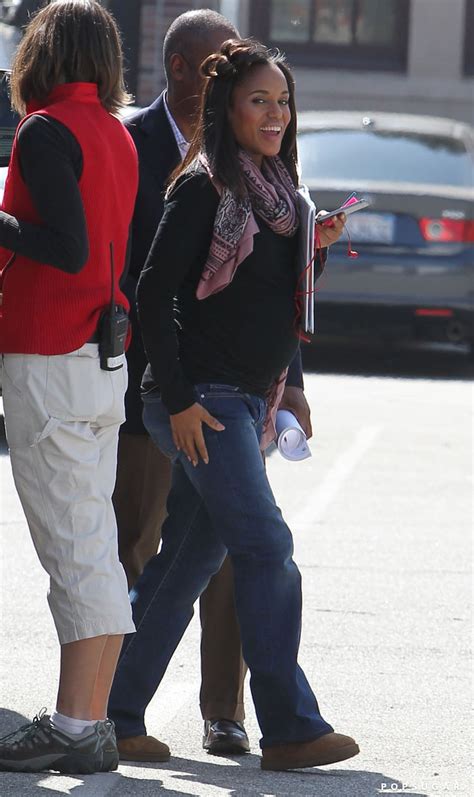 Pregnant Kerry Washington On Scandal Set Popsugar Celebrity Photo 6