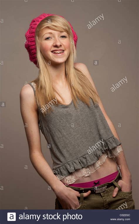eine schlanke lächelnd glücklich schlanke dünne blonde 14 jährige teenager mit zahnspangen auf