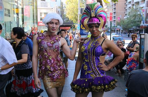 mardi gras 2016 oxford street awash with colour and