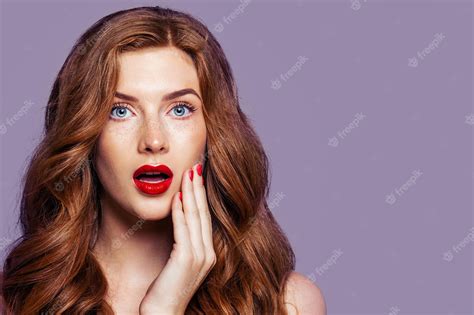 Premium Photo Shocked Woman Portrait Surprised Redhead Girl With