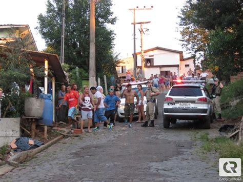 caco da rosa jornalista é recebido a pedradas ao tentar cobrir assassinato no são jorge