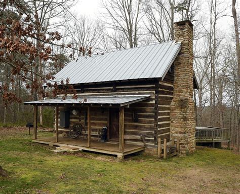 restored  era log cabins   stay  alcom